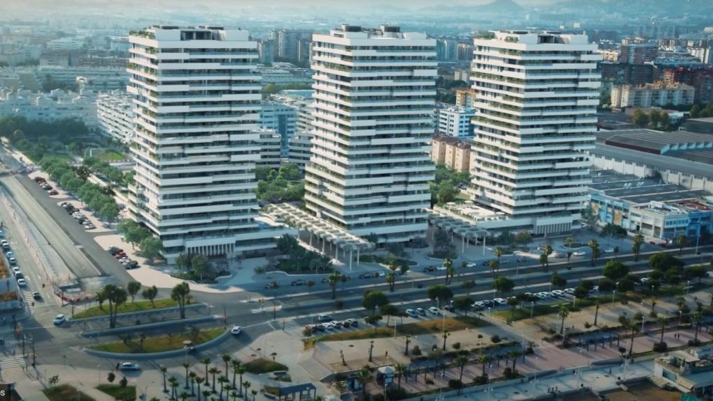 Imágenes de las tres torres de Torre del Río, en la zona oeste de Málaga.