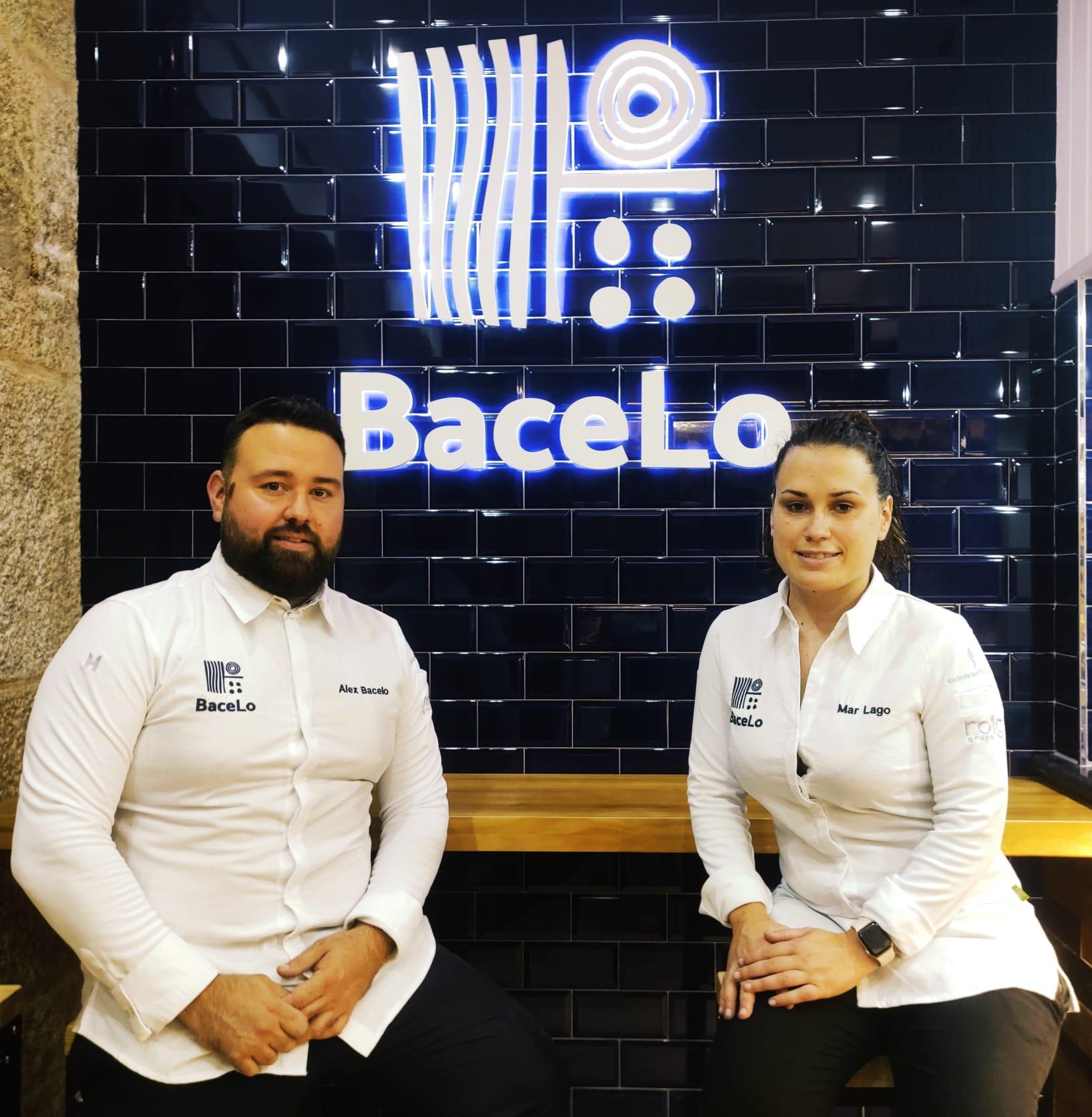 Alex y Mar en la entrada de su local. Foto: Quincemil.