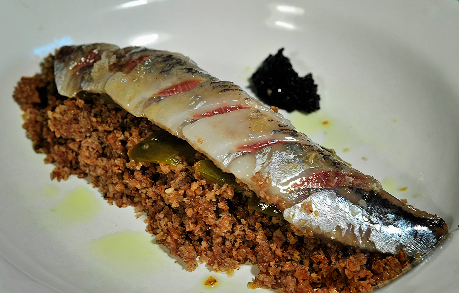 Sardina ahumada sobre migas de centeno y pimiento verde. Foto: Baiuca