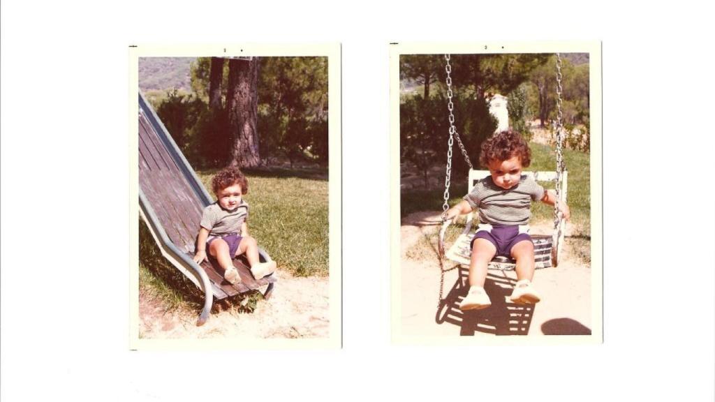 Un joven Edu García en algunos de esos columpios irrompibles de la época.