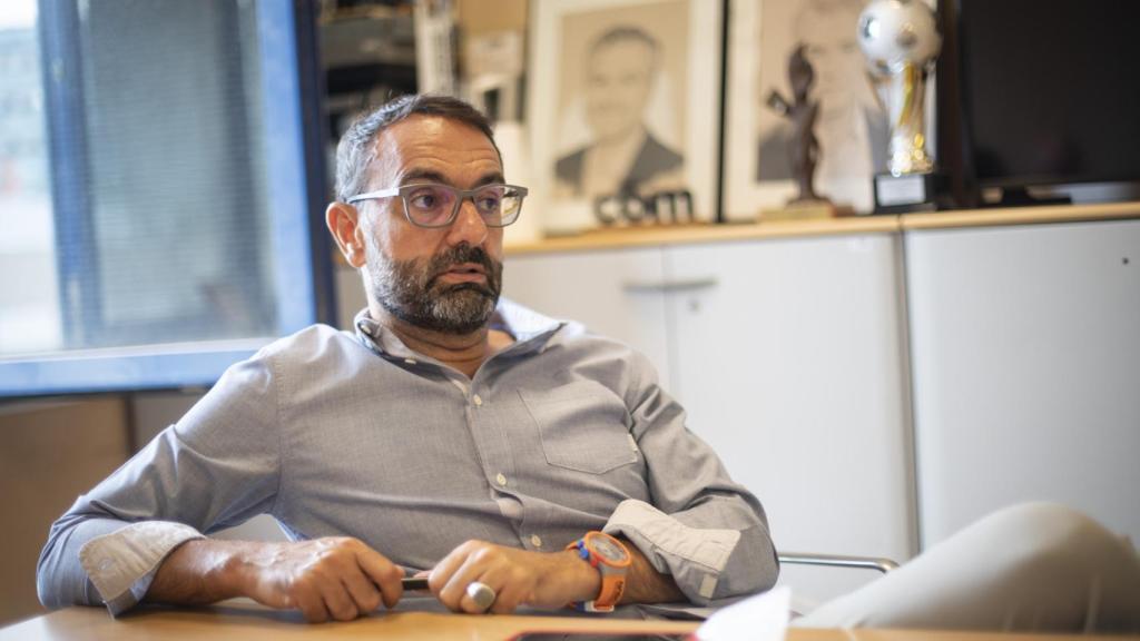 Edu García con una foto de su admirado compañero Carlos Alsina al fondo.