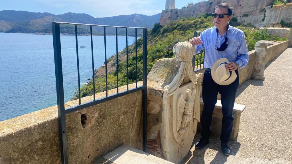 Pedro J. Ramírez, presidente y director de EL ESPAÑOL, en el mirador de Portoferraio.