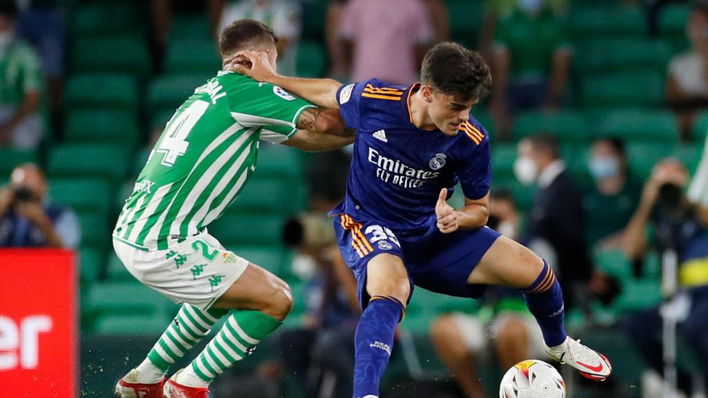Miguel Gutiérrez, evita la presión de un jugador del Real Betis