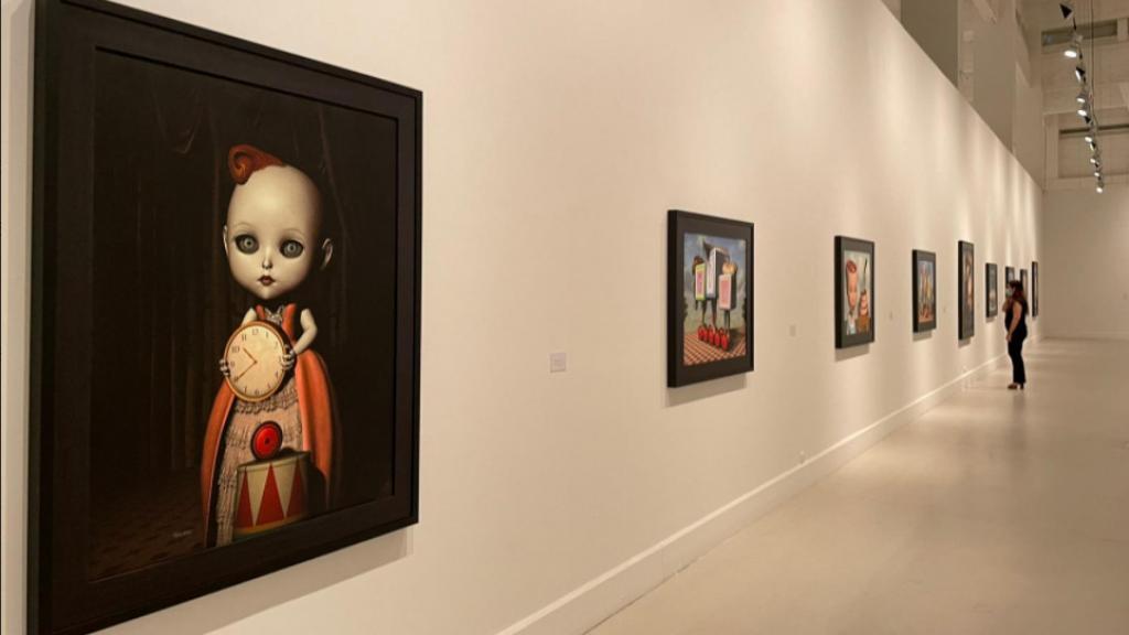 Una foto de la exposición 'The Silence of Eternity' de Don Bergland.