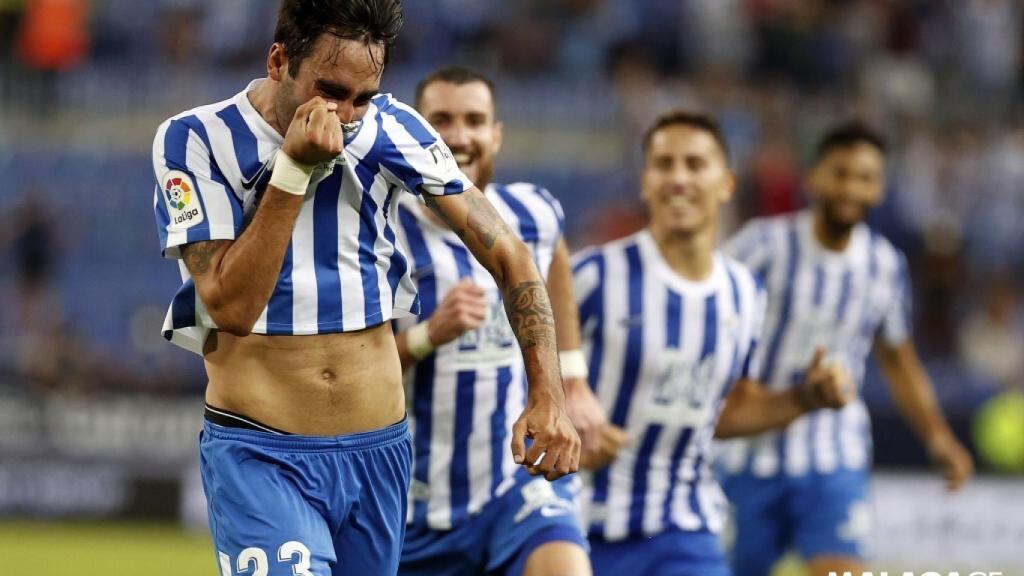 Escassi besa el escudo del Málaga CF.