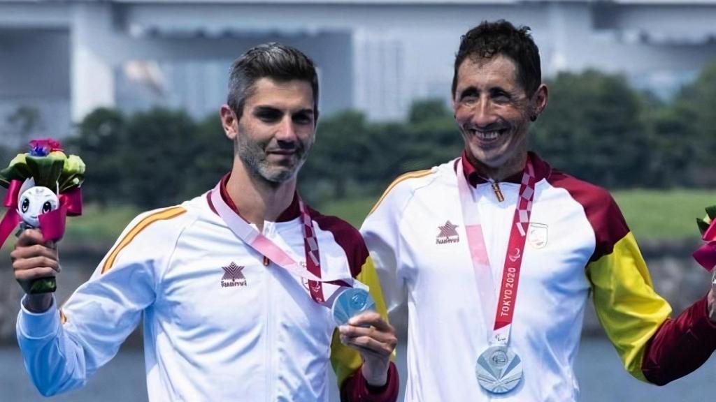 El guía Gustavo Rodríguez y Héctor Catalá en el podio de Tokio.