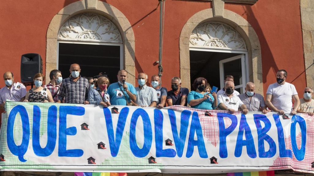 Un grupo de personas sostiene una pancarta en una concentración por la situación agónica del marinero gallego retenido en Yemen.