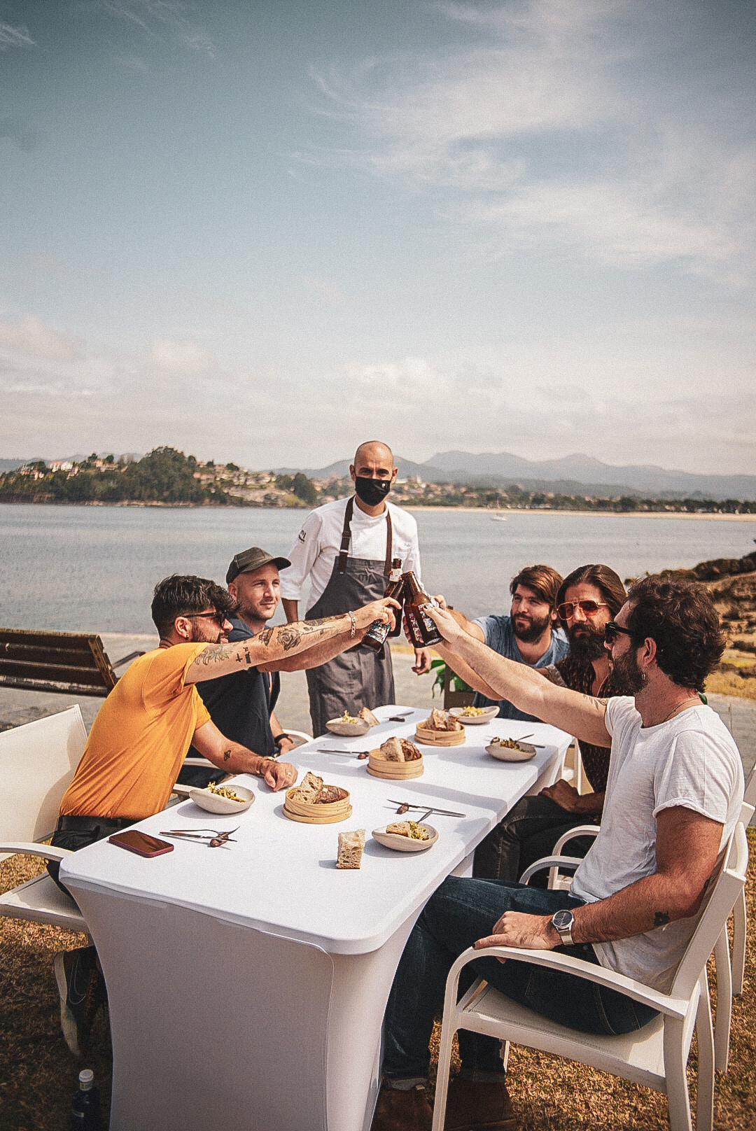Los miembros del grupo Viva Suecia disfrutan de la comida en el festival de Baiona (Barbeira Season Fest).