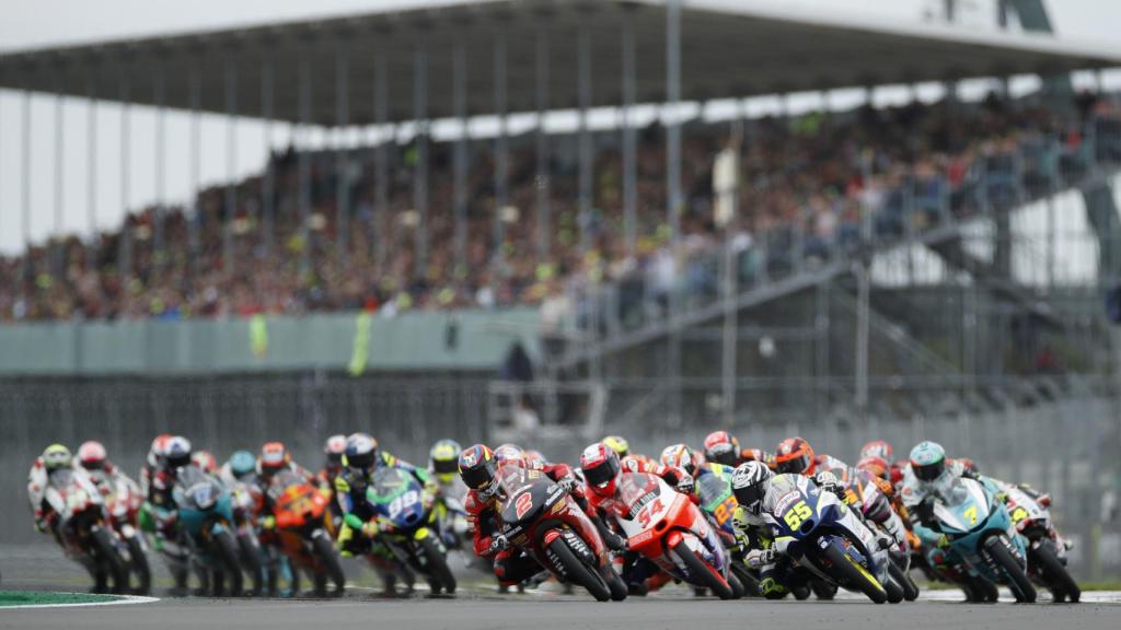 El grupo en el inicio de Moto3 en el GP de Gran Bretaña