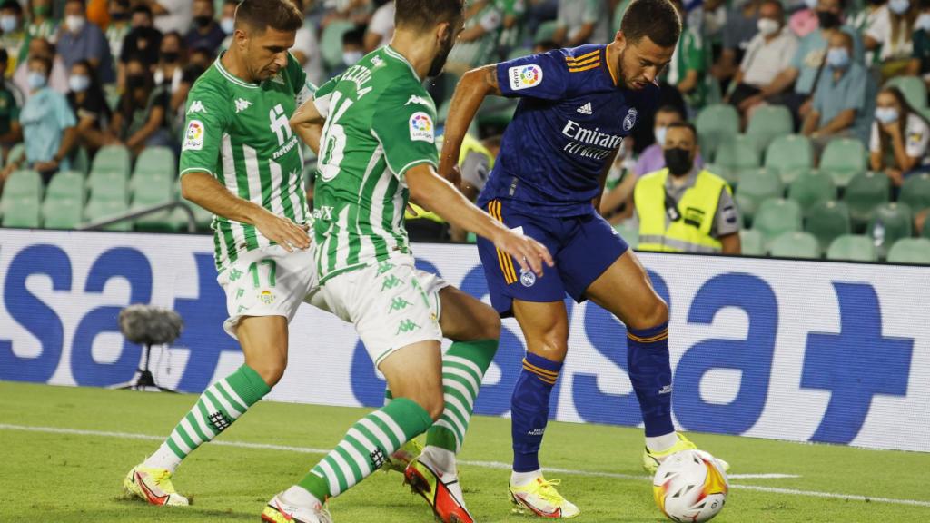 Eden Hazard, presionado por dos jugadores del Real Betis
