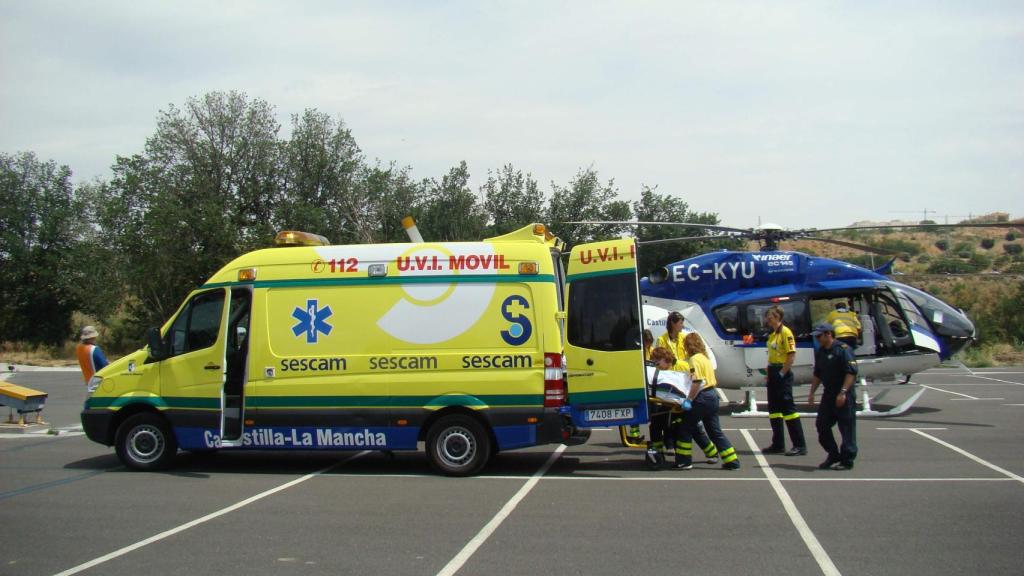 Una ambulancia y un helicóptero del Sescam atienden a un herido. Imagen de recurso.