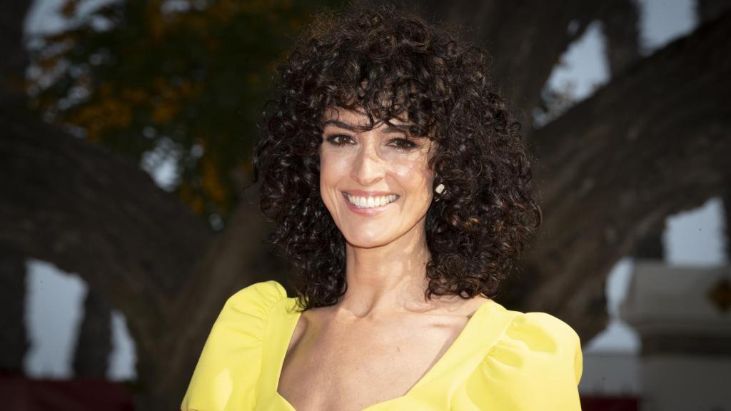 La modelo Blanca Romero con rizo estilo años 70.