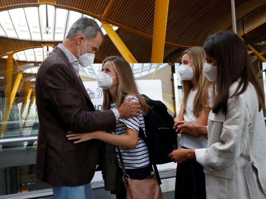 El rey Felipe VI se despide de la princesa Leonor con un abrazo y miradas de complicidad.