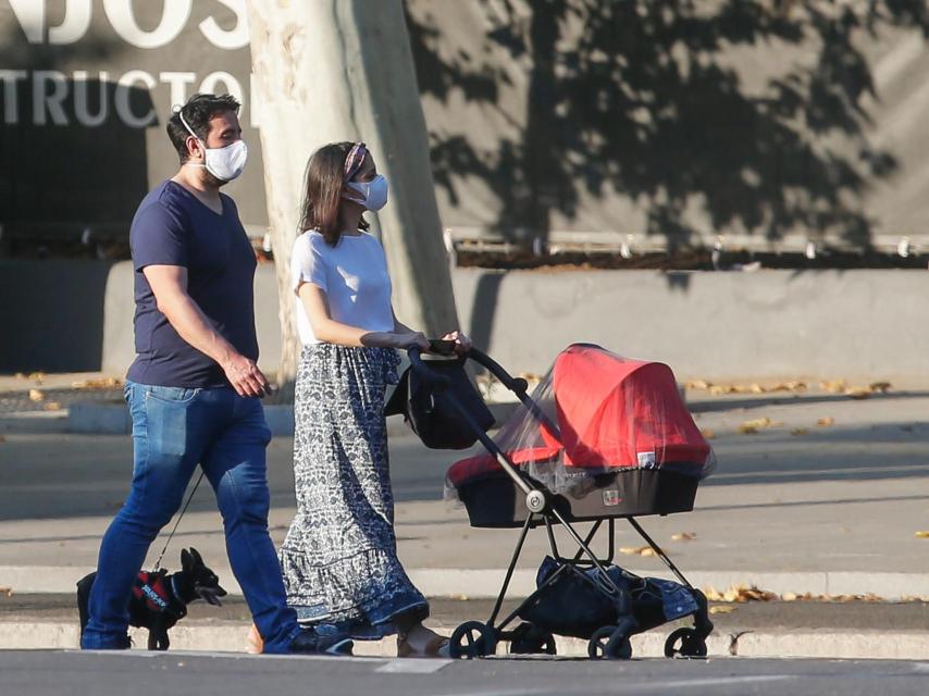 Inés Arrimadas y Xavier Cima paseando a su hijo Álex por las calles de Madrid.