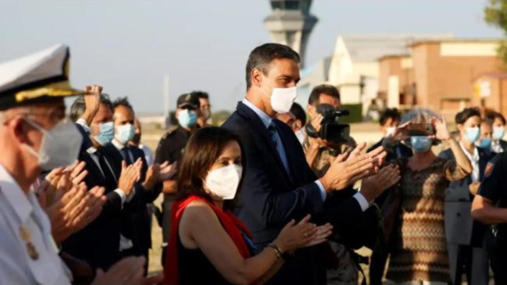 El presidente del Gobierno, Pedro Sánchez (d), y la ministra de Defensa, Margarita Robles (i),recibiendo a los últimos evacuados de Kabul, el pasado viernes.