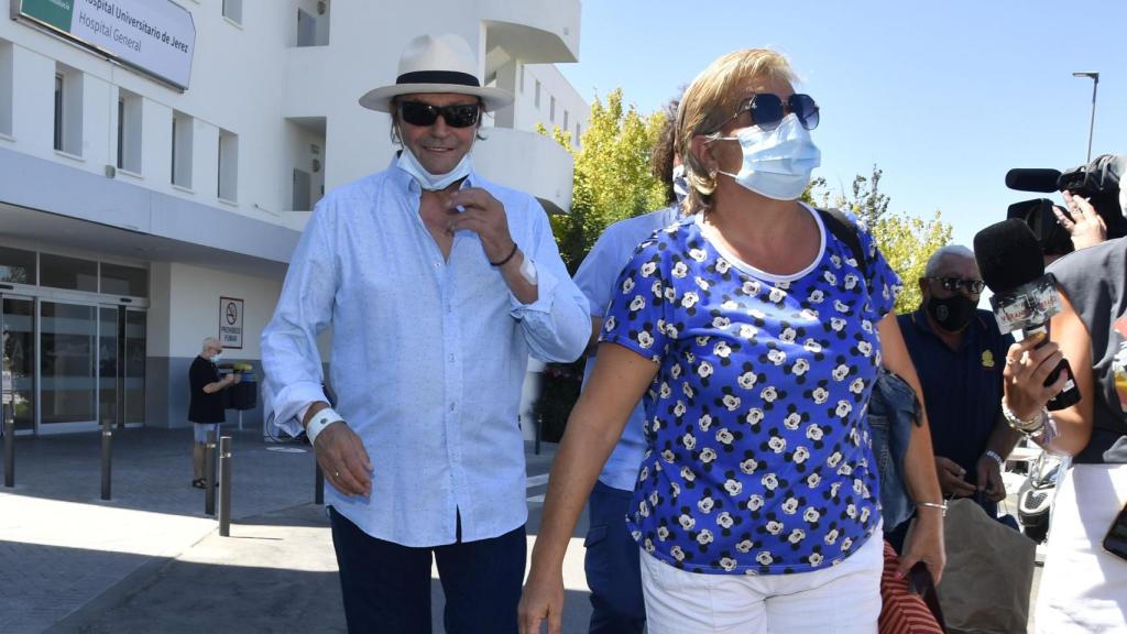 Amador Mohedano ha salido acompañado de su amiga Jaqueline, quien se ha mantenido en un segundo plano.