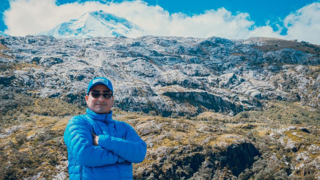Christian Yarlequé, investigador del INAIGEM, durante una expedición al Huascarán, la cumbre nevada más alta de los Andes peruanos.