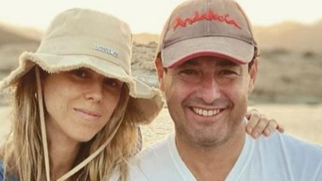 Juanma Moreno con la camiseta de la marca.