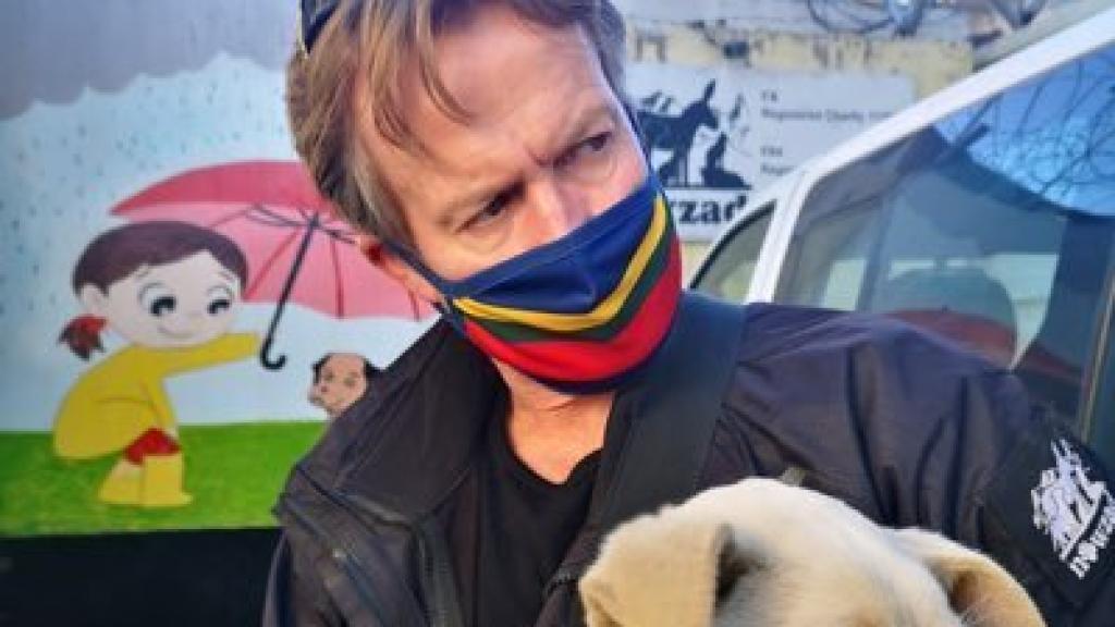 Paul Farthing junto a uno de sus perros.