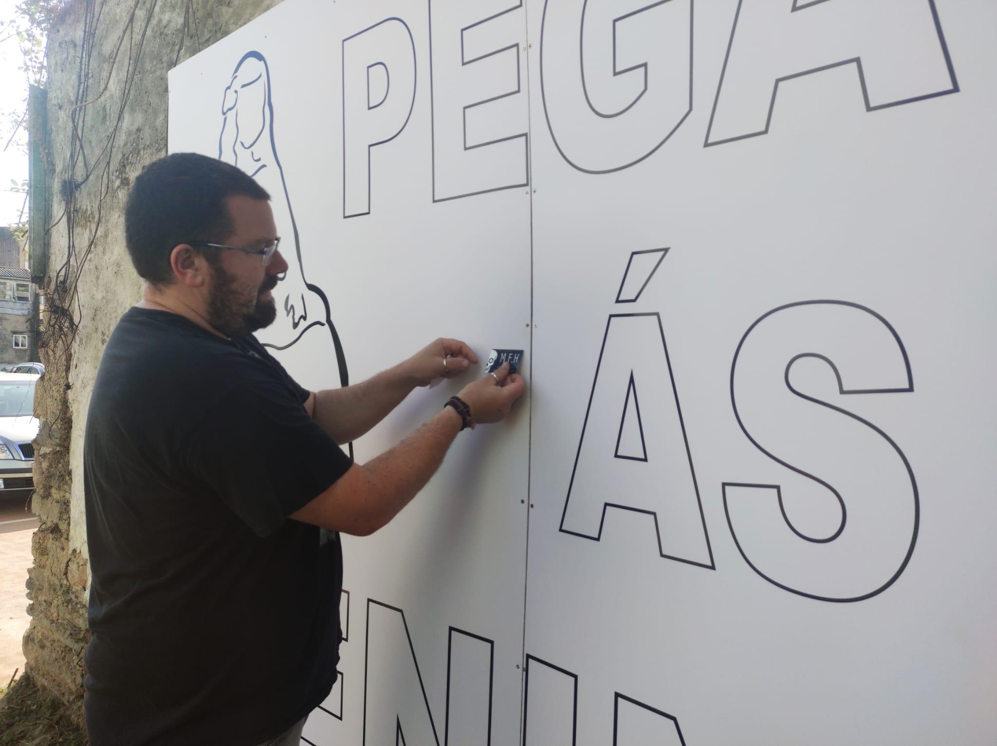 Muiños ha colocado las primeras pegatinas del panel. Foto: Cedida.