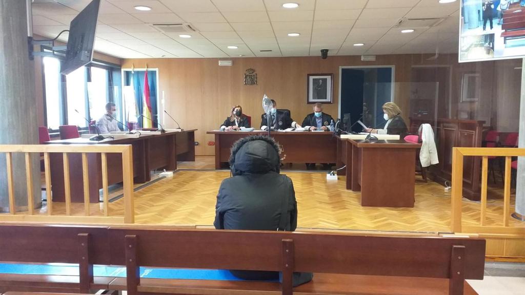Imagen de archivo del acusado sentado en el banquillo durante la vista.