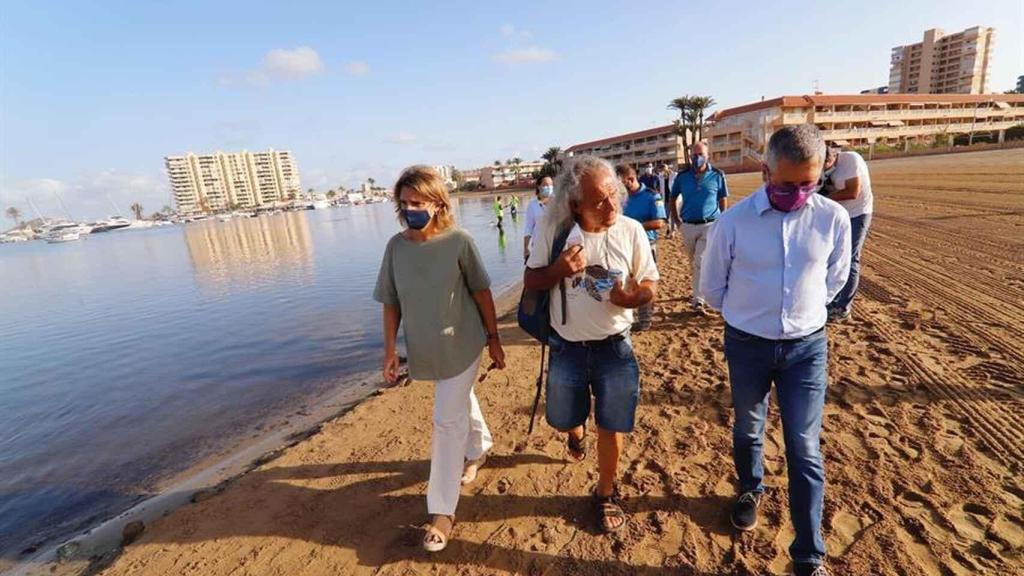 La ministra Teresa Ribera durante la visita que realizó la semana pasada al Mar Menor.