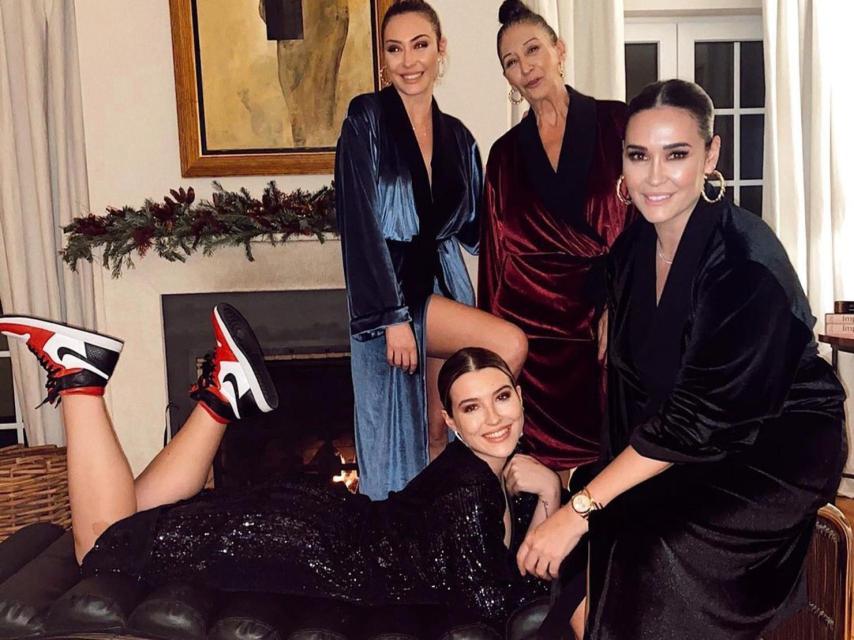 Rocío, con su hermana Vicky, la madre de ambas y Alba, su sobrina.