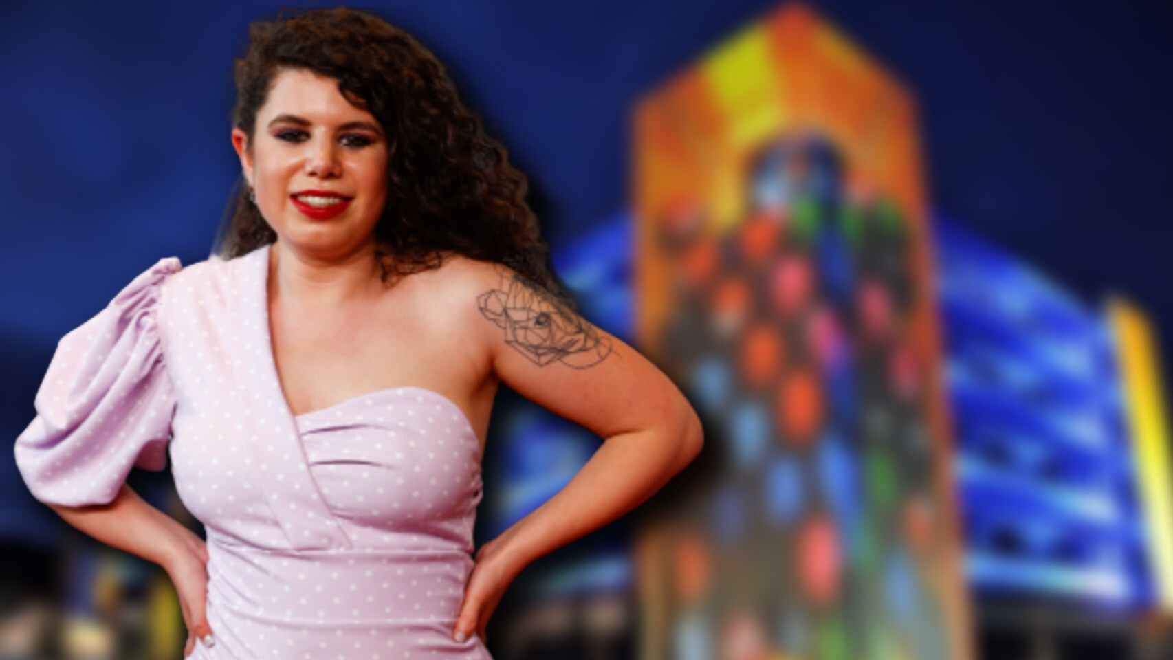 Carla Vigo junto al edificio de Mediaset en un montaje de Jaleos.