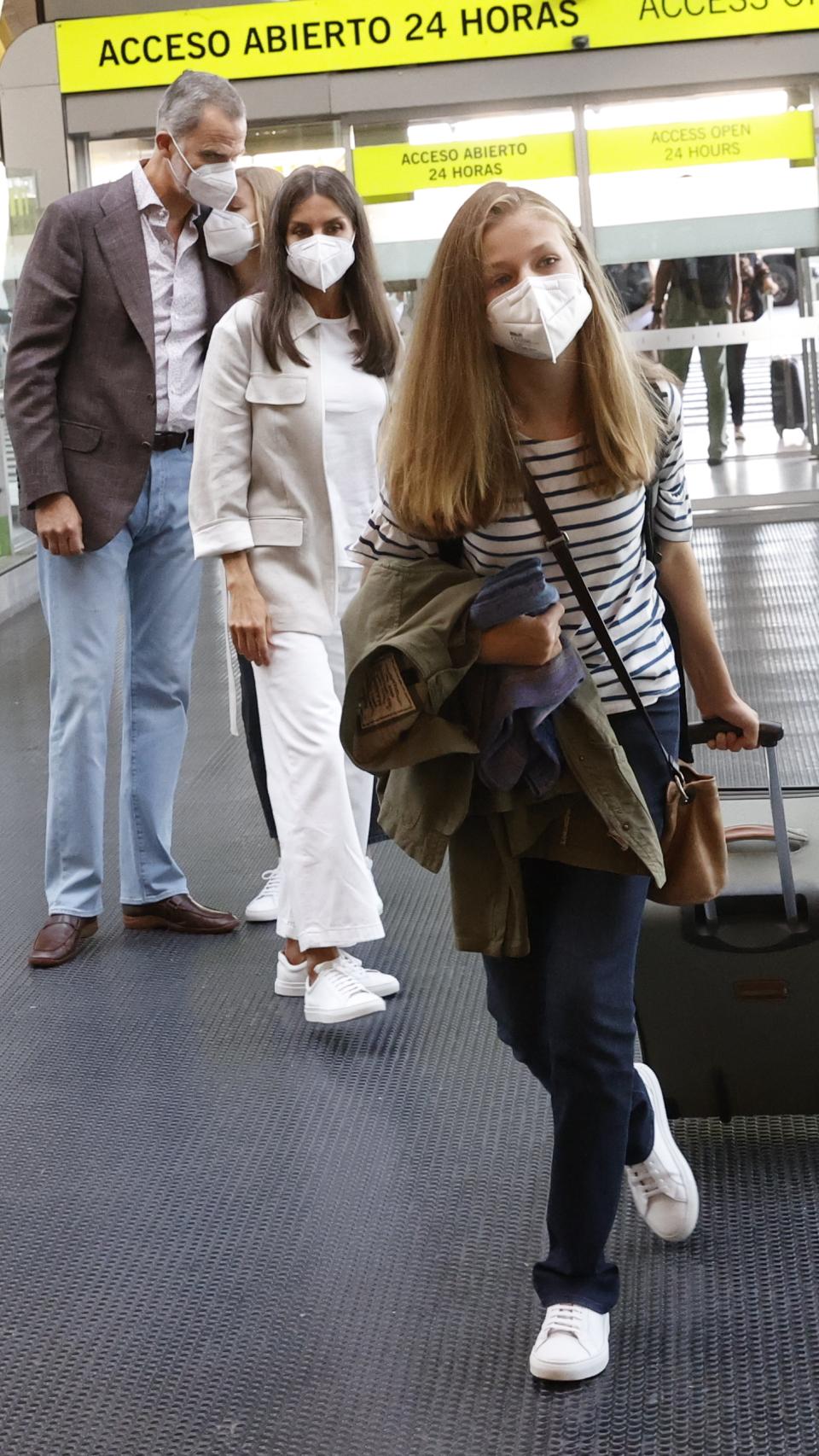 La infanta Sofía se apoya en el hombro de su padre mientras su hermana Leonor pone rumbo a Gales.