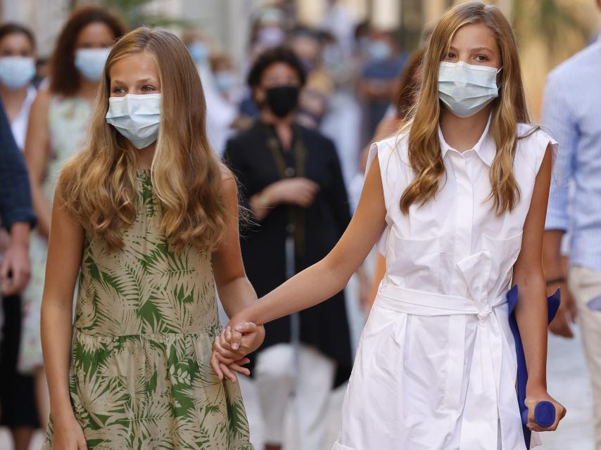 La infanta Sofía se apoyó en su hermana Leonor cuando necesitó muletas para caminar por Palma.