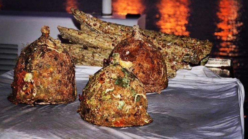 Cascos recuperados del escenario de la batalla.