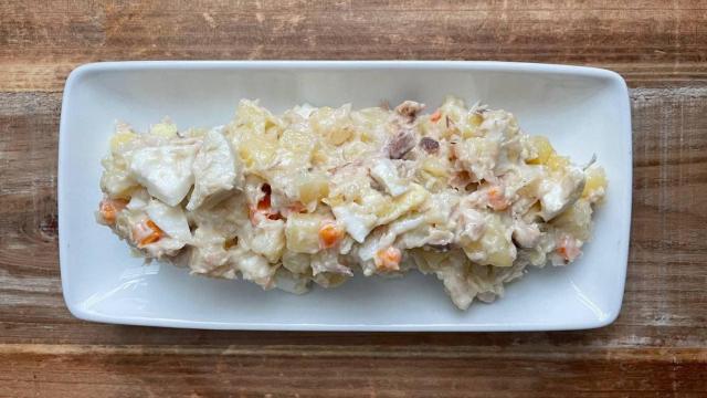 Cómo hacer ensaladilla rusa casera en menos de 10 minutos (y no es congelada)