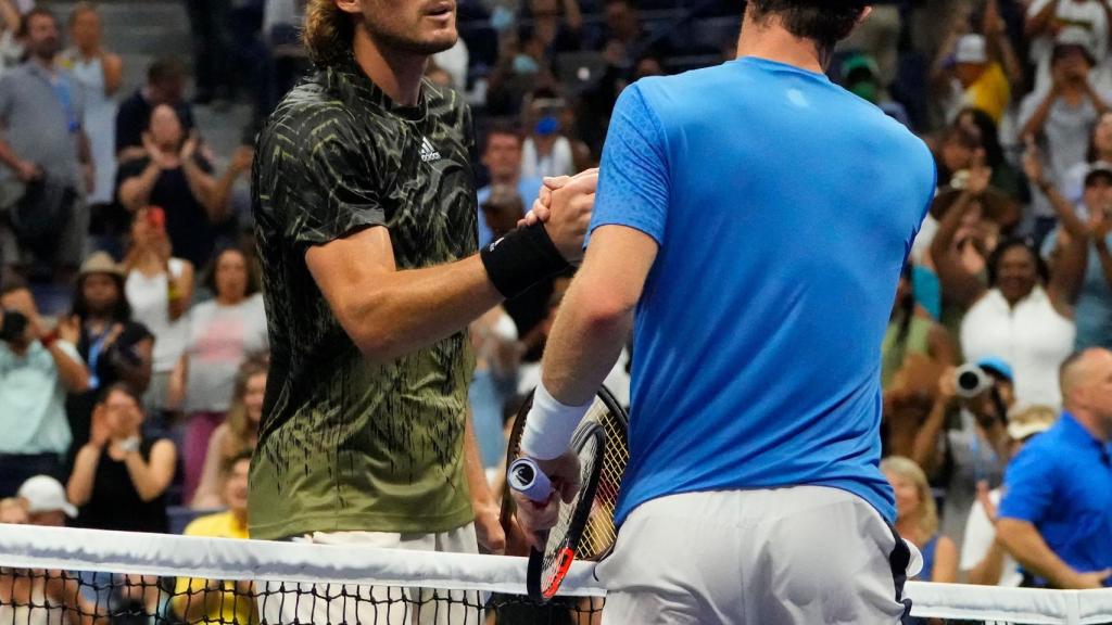 Tsitsipas y Andy Murray se saludan tras el partido