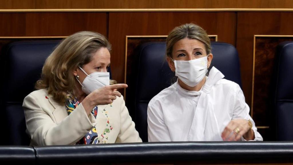 Nadia Calviño y Yolanda Díaz, durante una sesión del Congreso de los Diputados.