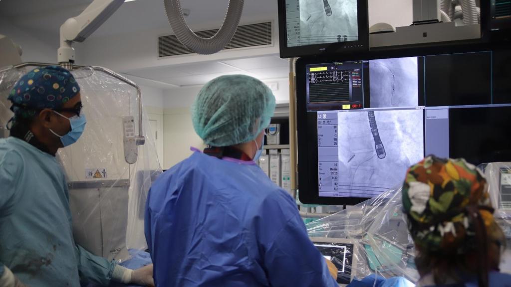 Otro de los momentos de la operación para implantar el sensor.