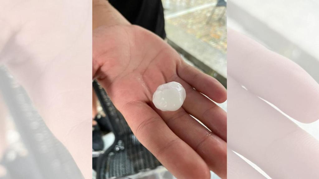Imagen de una de las piedras de granizo que ha caído en Ourense.