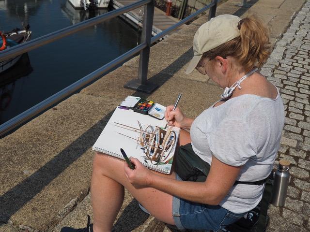 Roisín Curé en Curuxeiras, una de las paradas de la primera etapa de su Cuadernos de viaje(Fuente: Gemma Sesar, El Patito Editorial).