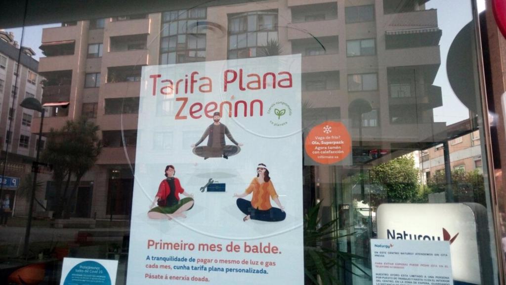 Daños en la cristalera de una oficina de Naturgy en Vigo.