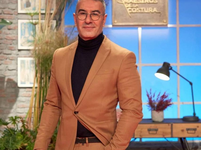 El presentador Abel Arana en el plató de 'Maestros de la costura'.