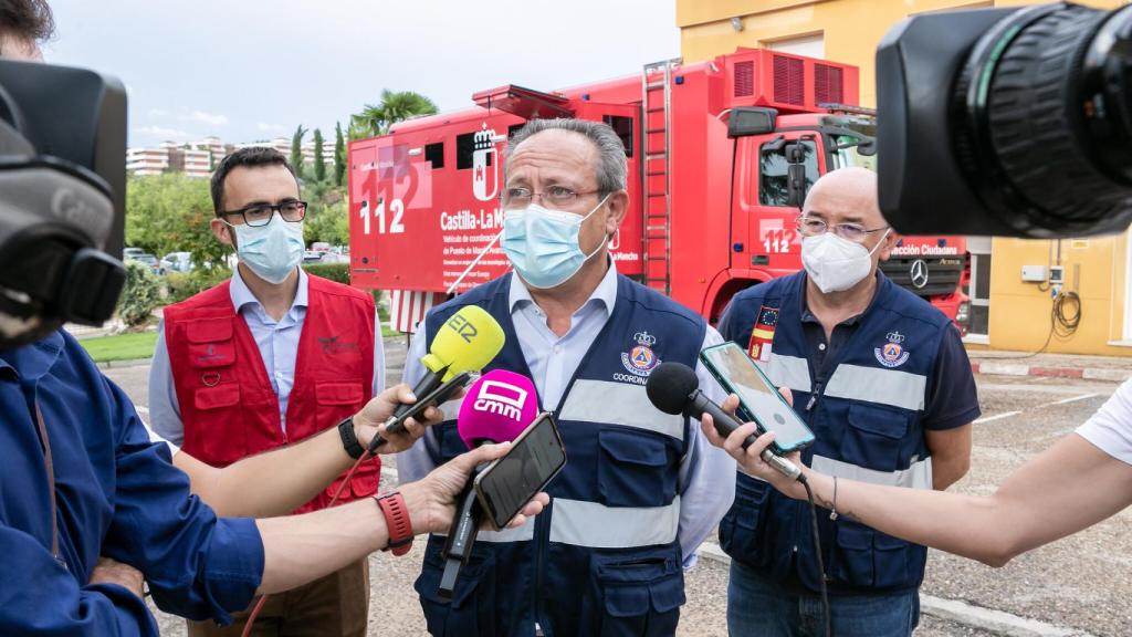 Ruiz Molina compareciendo ante los medios de comunicación.