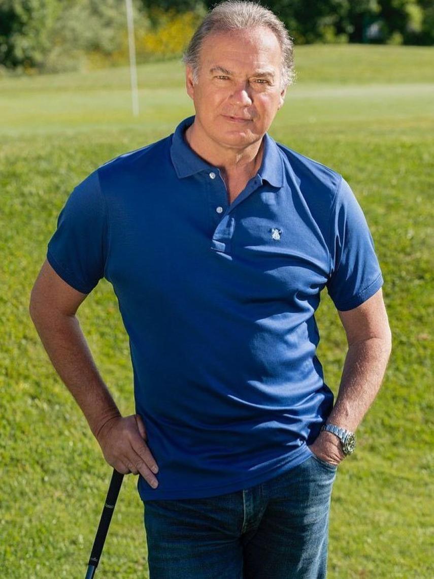 Bertín Osborne luciendo uno de los polos de su colección para El Capote.