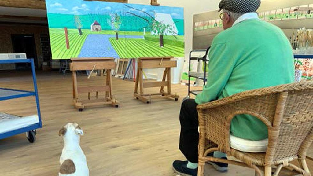 David-Hockney-en-el-estudio-con-Ruby,-mayo-de-2019