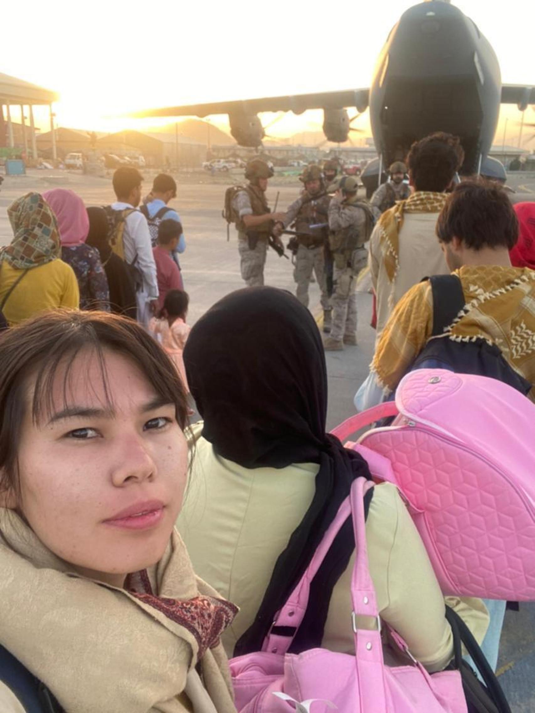 Las cinco jóvenes rescatadas por C.M. embarcando en el avión del ejército español.