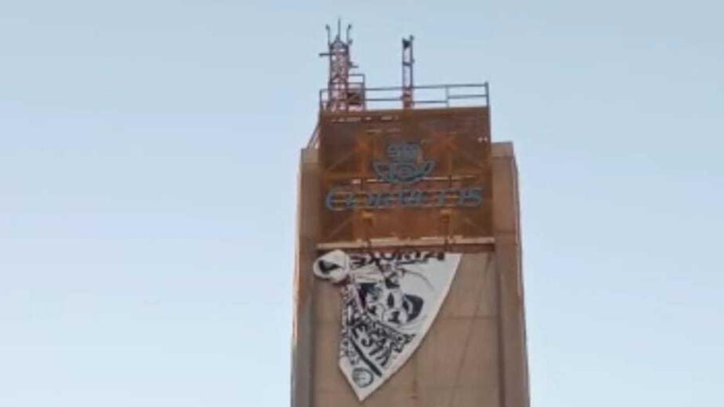 Momento del despliegue de la pancarta.