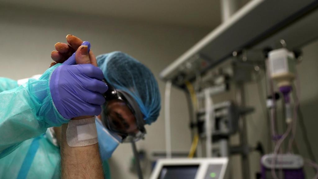 Un médico atiende a un enfermo de coronavirus.