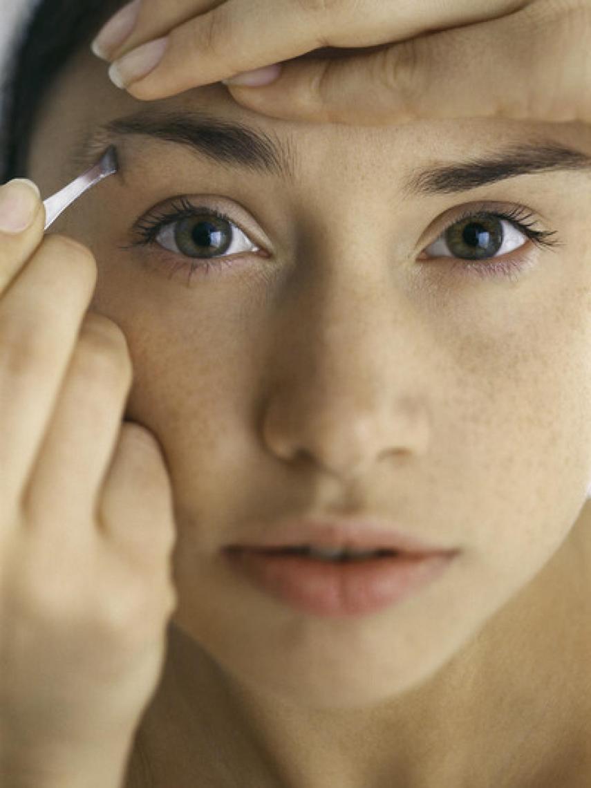 El cuidado de cejas debe incluir una limpieza en profundidad.