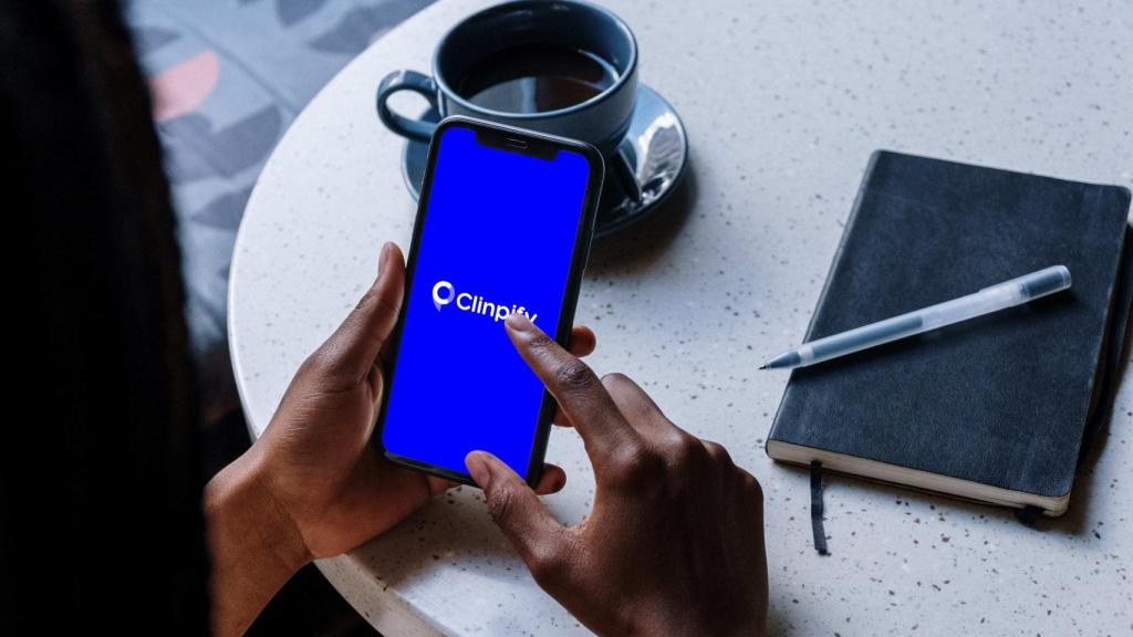 La app de Clinpify permite que te recojan, laven y te devuelvan el coche mientras estás en casa en el sofá, en la oficina o con amigos en un bar.