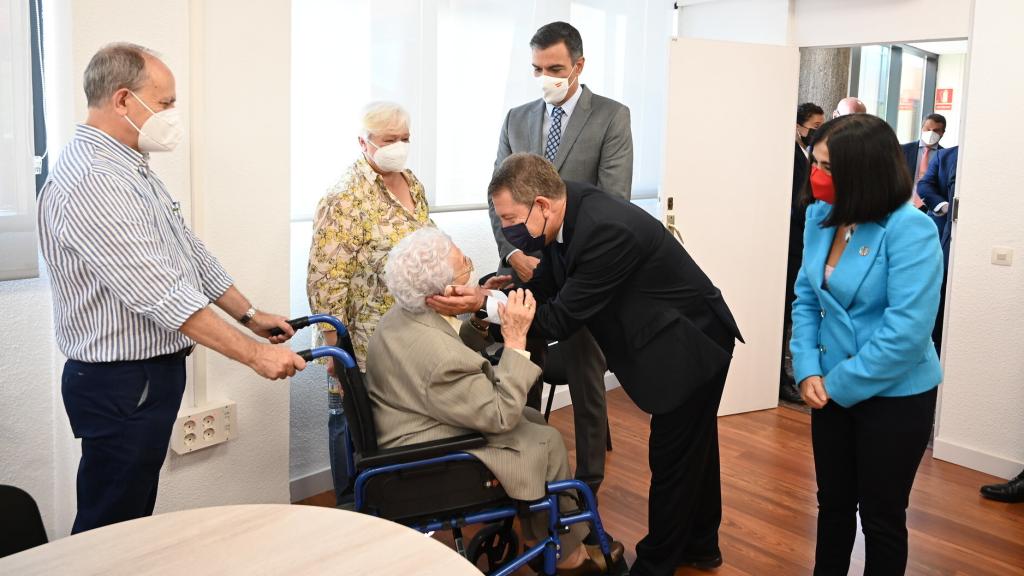 Pedro Sánchez y Emiliano García-Page con Araceli Hidalgo