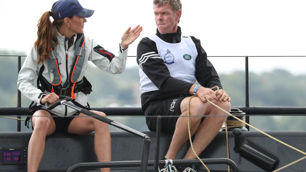 Kate Middleton, charlando con un compañero de equipo en la regata benéfica de 2019.