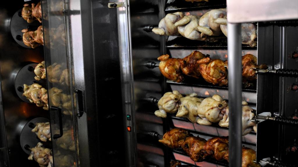 Los pollos asados, haciéndose.